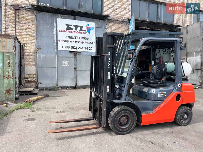 Вилочный погрузчик Toyota 02-8FG25 2015 в Киеве