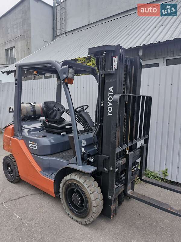 Вилочный погрузчик Toyota 02-8FGF20 2016 в Киеве