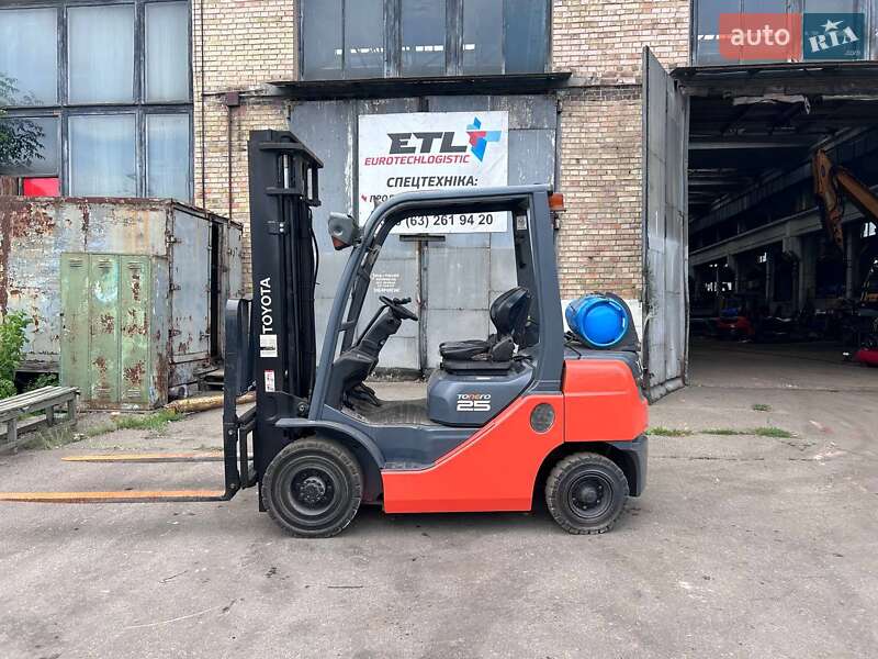 Вилочный погрузчик Toyota 02-8FGF25 2019 в Киеве