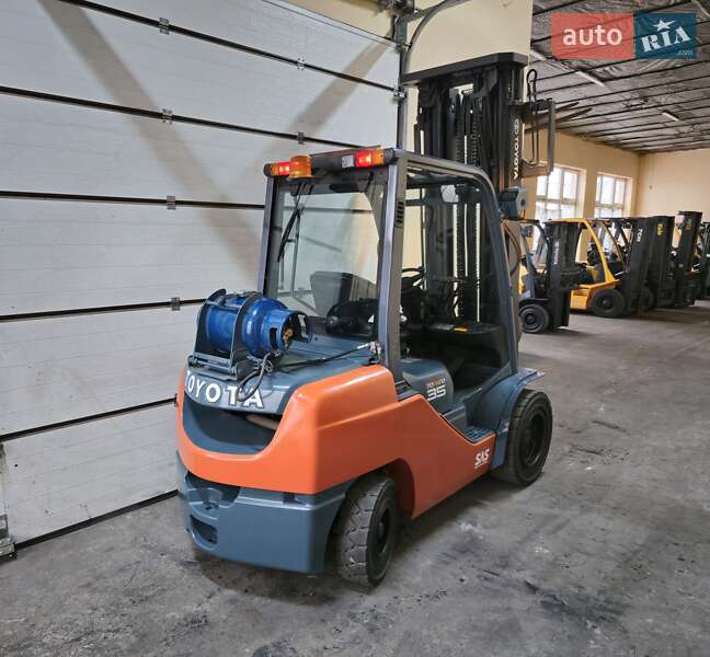 Вилочный погрузчик Toyota 02-8FGJF35 2018 в Киеве