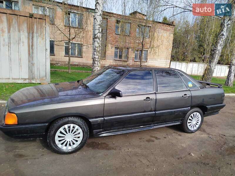 Седан Audi 100 1987 в Ромнах
