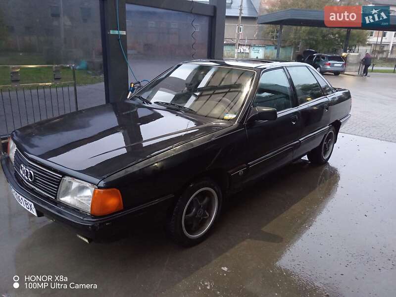 Седан Audi 100 1986 в Черновцах