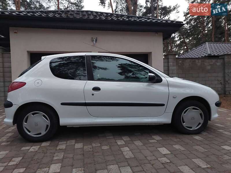 Хэтчбек Peugeot 206 2006 в Чернигове