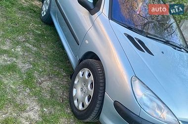 Хэтчбек Peugeot 206 2002 в Яворове