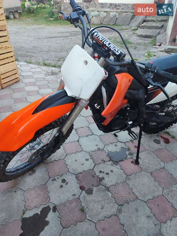 Мотоцикл Кросс KTM 250 2015 в Косове Мотоцикл Кросс KTM 250 2015 в Косове