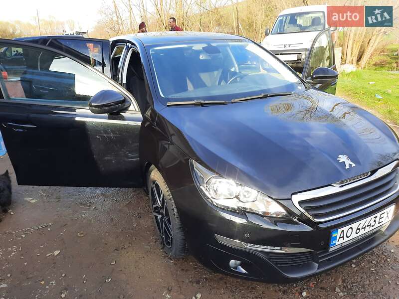 Универсал Peugeot 308 2015 в Воловце