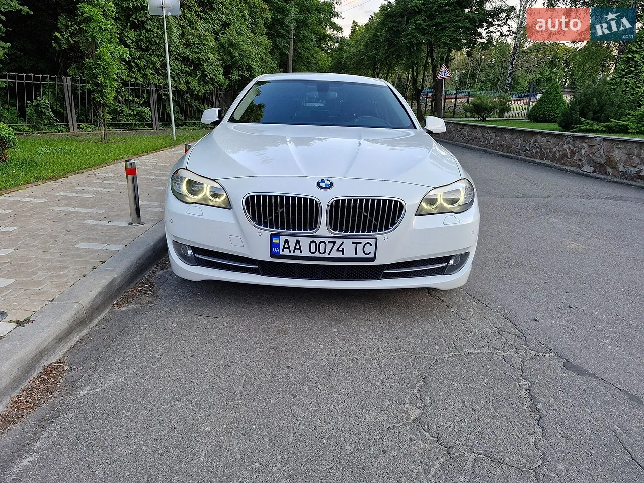 BMW 5 Series 2012 photo 2