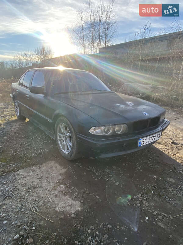 Седан BMW 7 Series 2000 в Ромнах