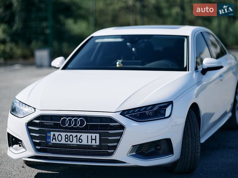 Седан Audi A4 2022 в Ужгороді