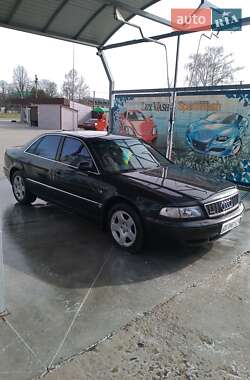 Седан Audi A8 1995 в Вижниці