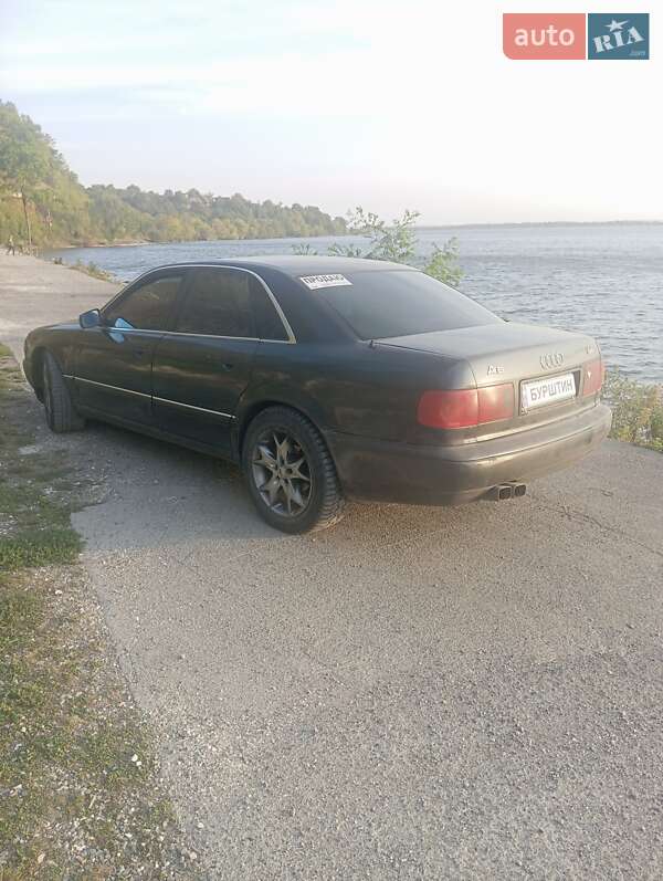 Седан Audi A8 1996 в Бурштыне