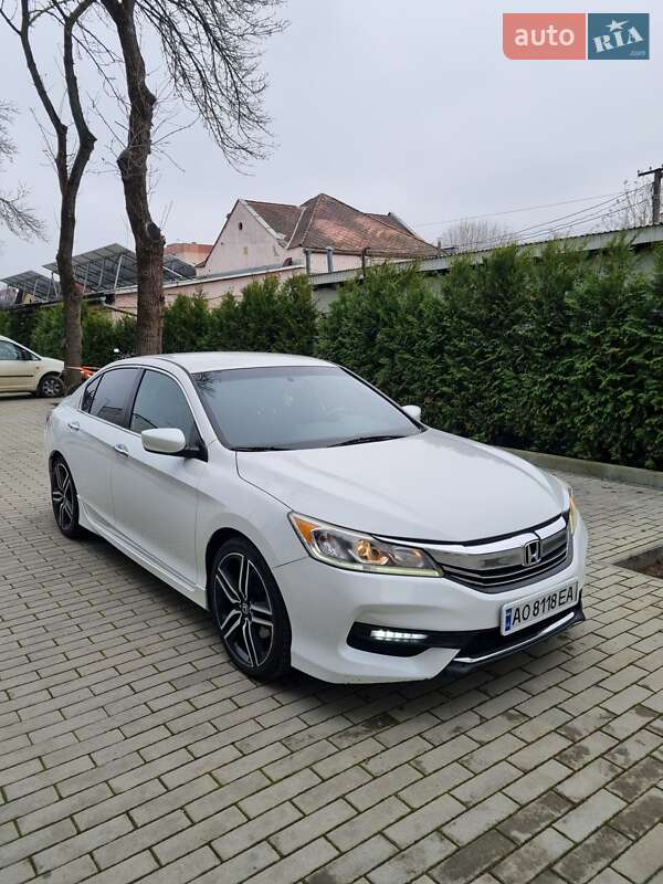 Седан Honda Accord 2015 в Ужгороде