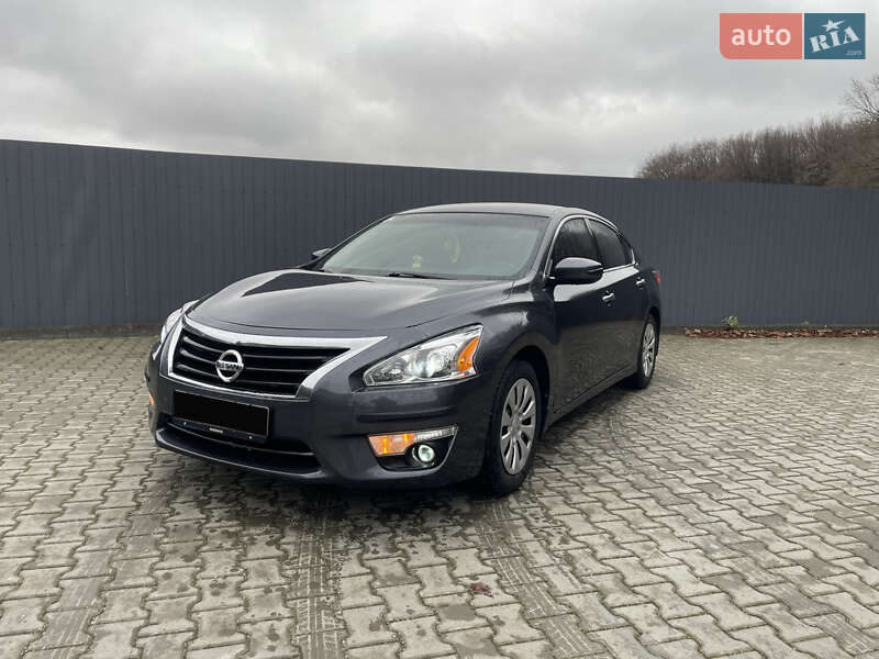 Седан Nissan Altima 2013 в Микулинцях