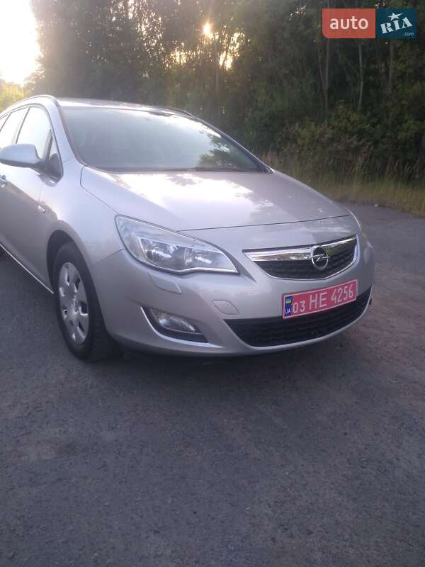 Универсал Opel Astra 2011 в Радивилове