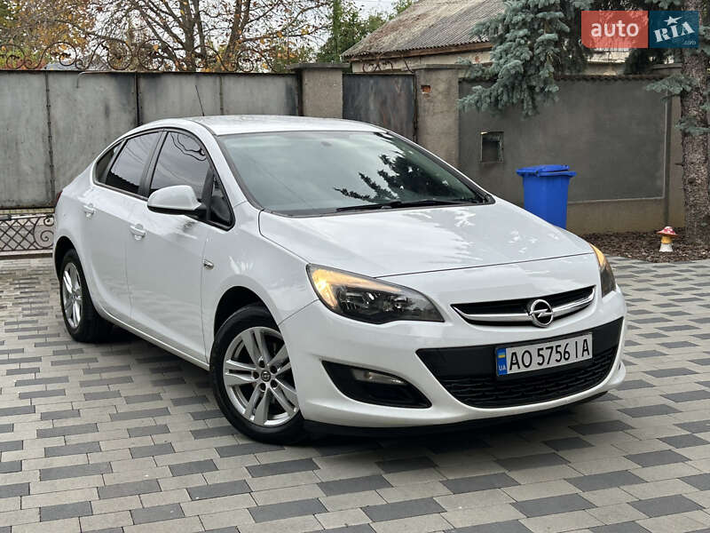 Седан Opel Astra 2017 в Мукачево