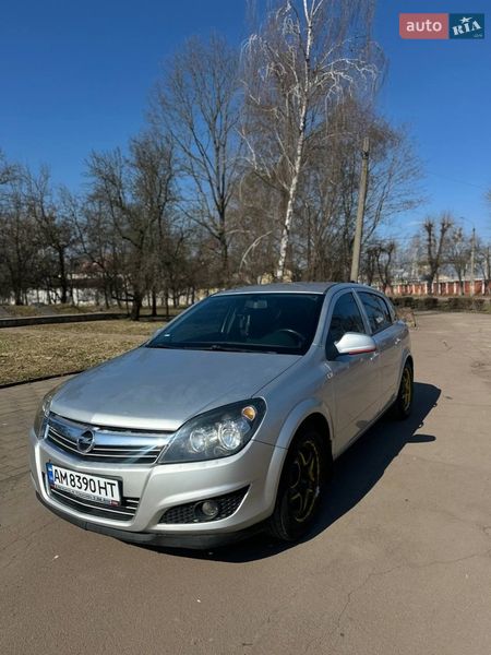 Хэтчбек Opel Astra 2012 в Коростене