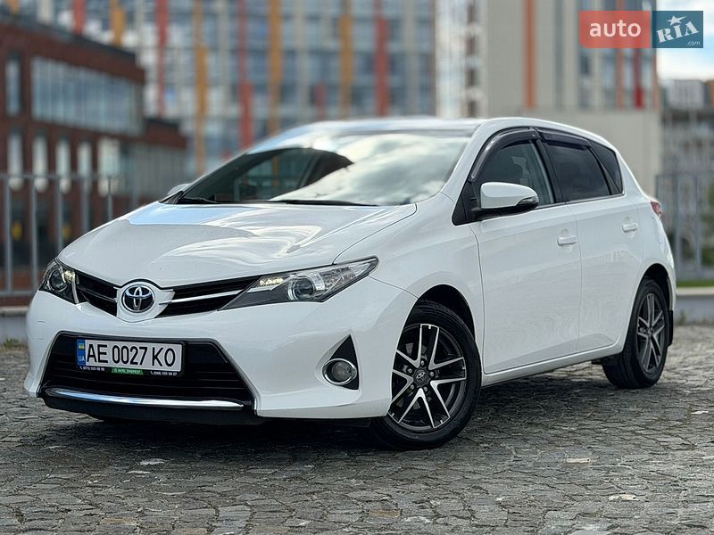 Хэтчбек Toyota Auris 2015 в Днепре