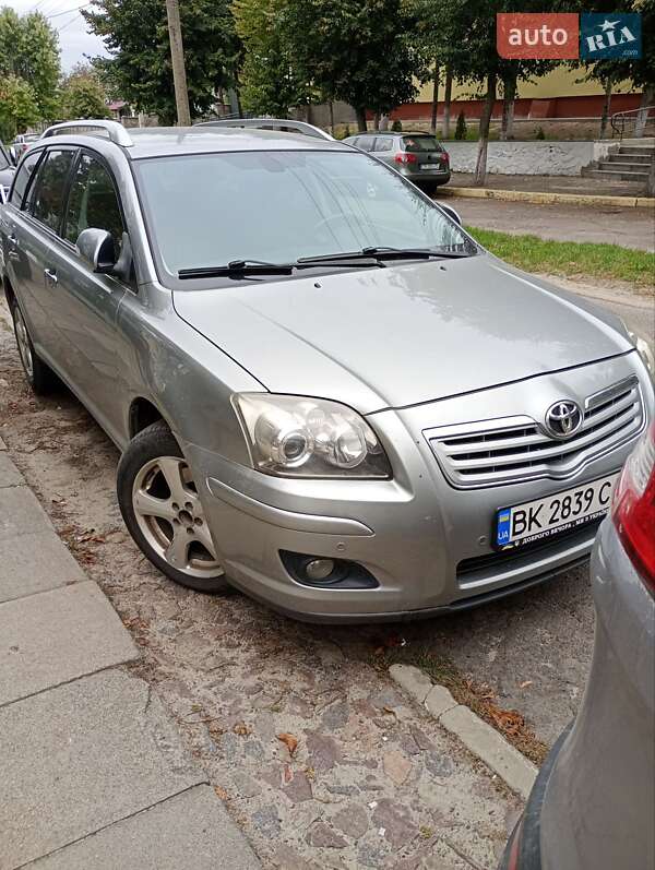 Универсал Toyota Avensis 2008 в Сарнах