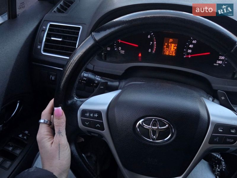 Седан Toyota Avensis 2012 в Харькове Седан Toyota Avensis 2012 в Харькове