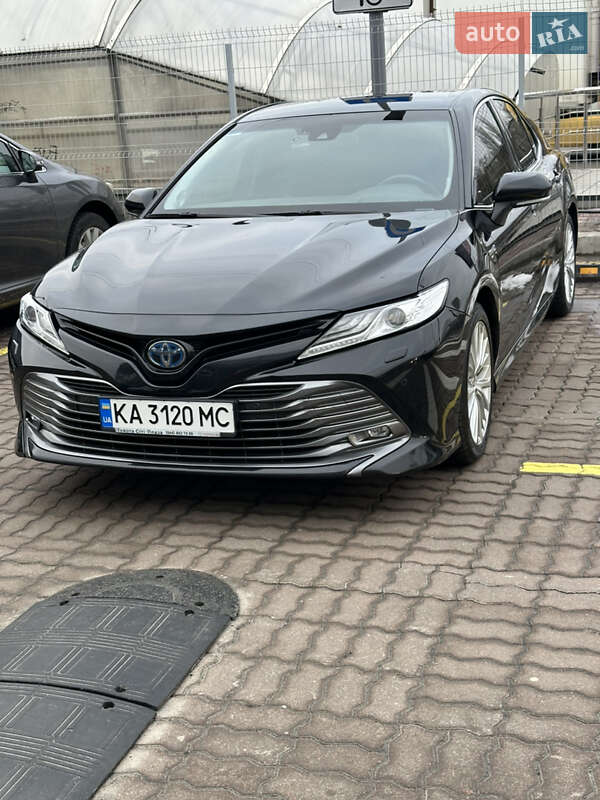 Седан Toyota Camry 2019 в Киеве