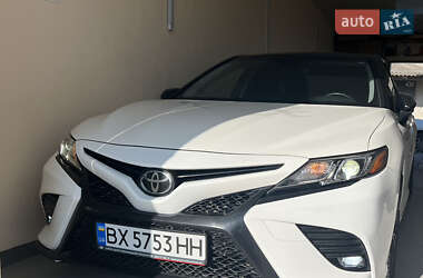 Седан Toyota Camry 2017 в Хмельницком