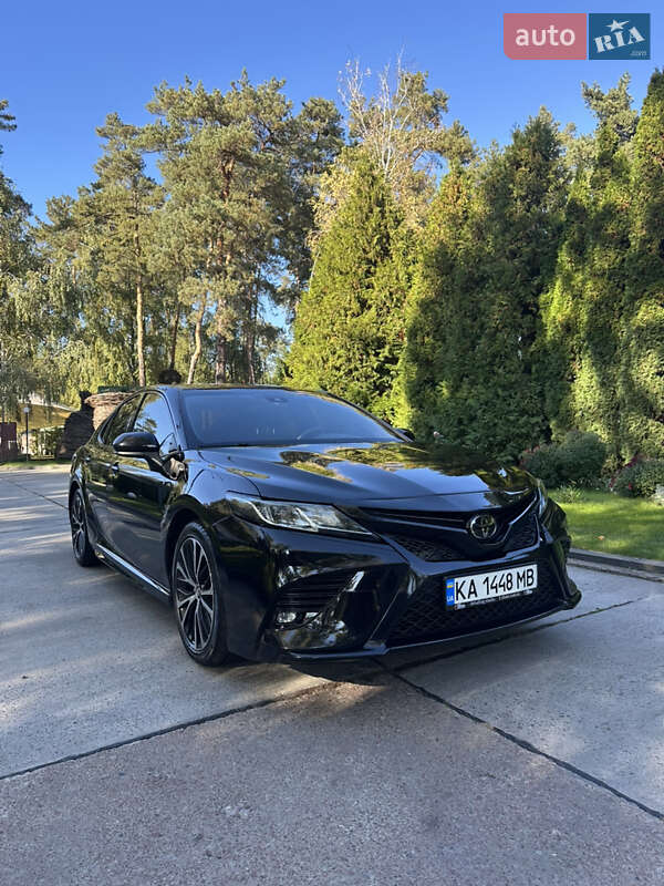 Седан Toyota Camry 2018 в Киеве