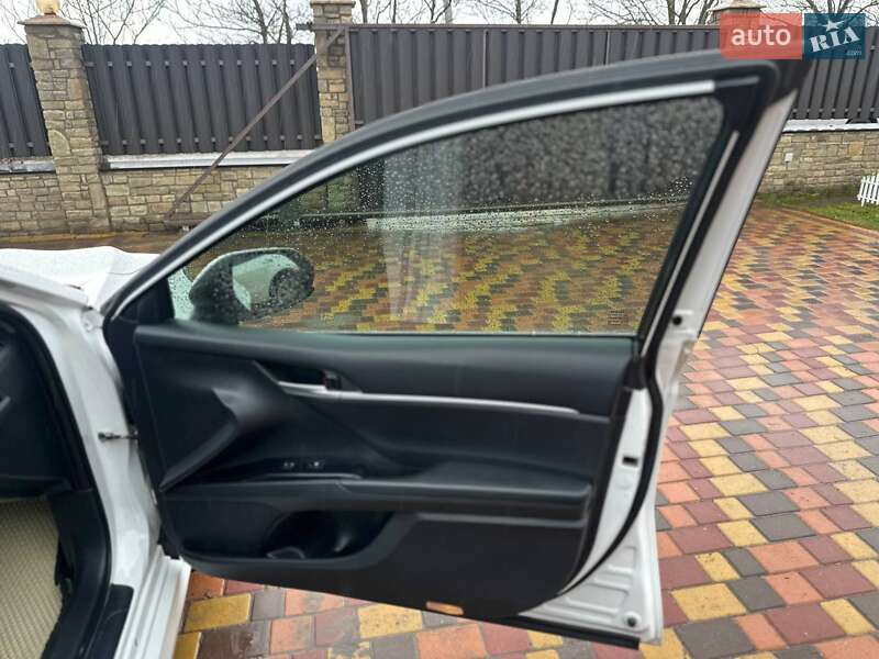 Седан Toyota Camry 2018 в Хмельницком