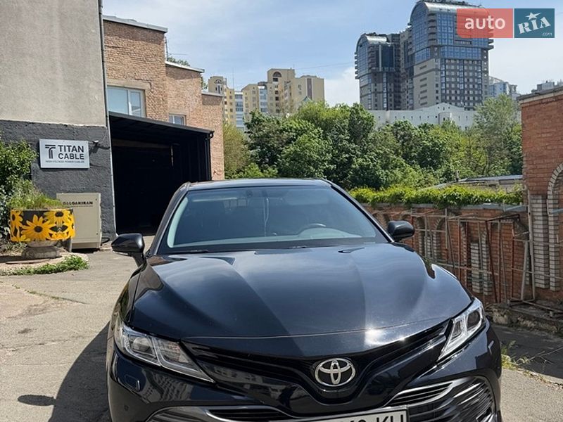 Седан Toyota Camry 2019 в Киеве