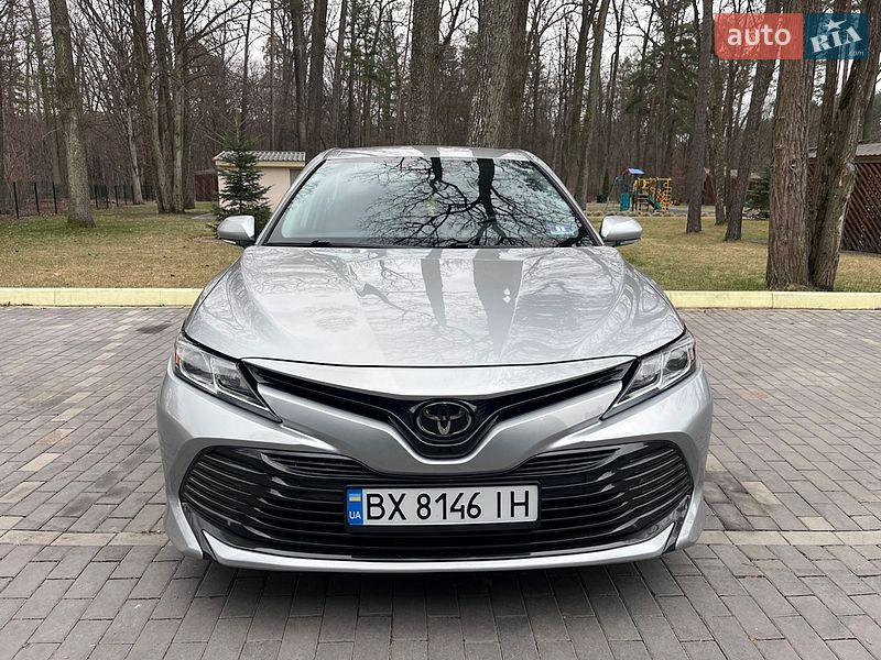 Седан Toyota Camry 2018 в Шепетовке