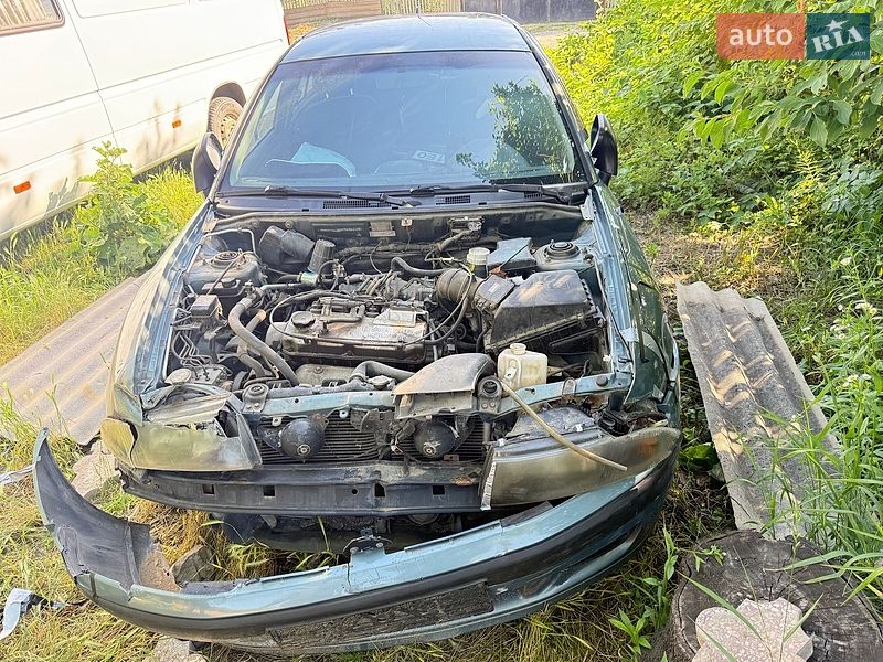 Седан Mitsubishi Carisma 2003 в Черновцах