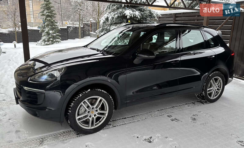 Внедорожник / Кроссовер Porsche Cayenne 2015 в Стоянке Внедорожник / Кроссовер Porsche Cayenne 2015 в Стоянке