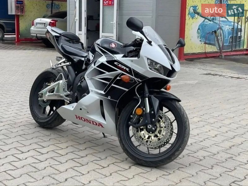 Спортбайк Honda CBR 600RR 2016 в Чернівцях