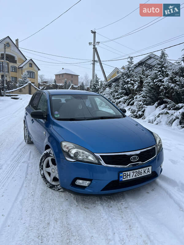 Хэтчбек Kia Ceed 2010 в Черновцах
