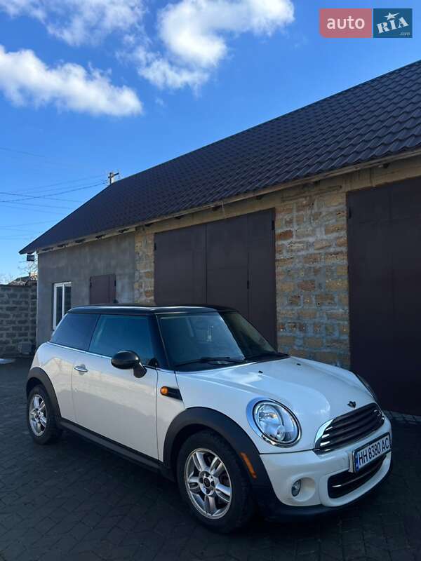 Хэтчбек MINI Cooper 2011 в Раздельной Хэтчбек MINI Cooper 2011 в Раздельной