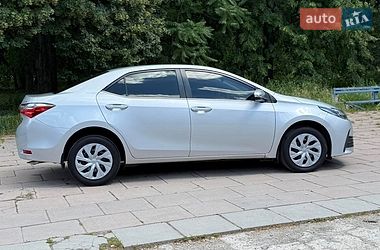 Седан Toyota Corolla 2016 в Желтых Водах
