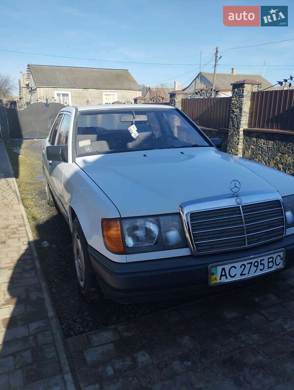 Седан Mercedes-Benz E-Class 1986 в Луцке Седан Mercedes-Benz E-Class 1986 в Луцке