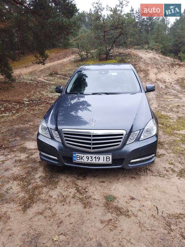 Седан Mercedes-Benz E-Class 2012 в Сарнах
