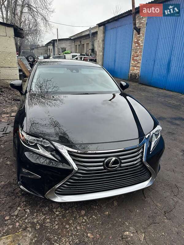 Седан Lexus ES 2016 в Киеве
