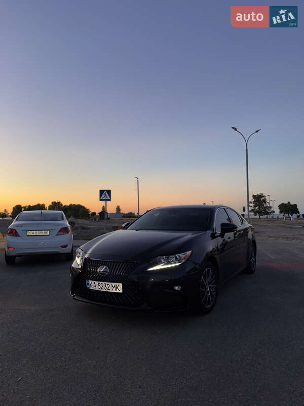 Седан Lexus ES 2018 в Черкасах
