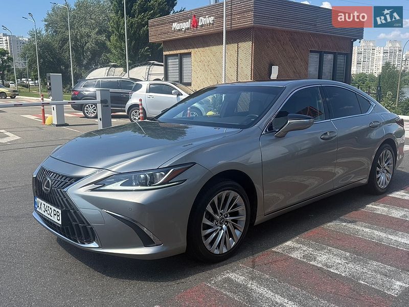 Седан Lexus ES 2018 в Киеве
