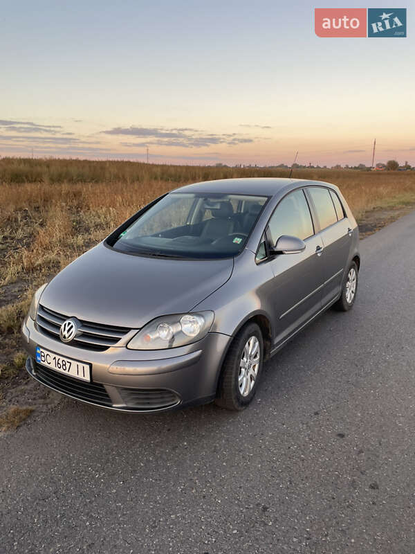 Хэтчбек Volkswagen Golf 2005 в Сокале