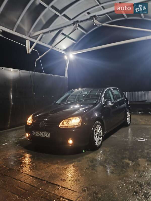Хэтчбек Volkswagen Golf 2004 в Сторожинце