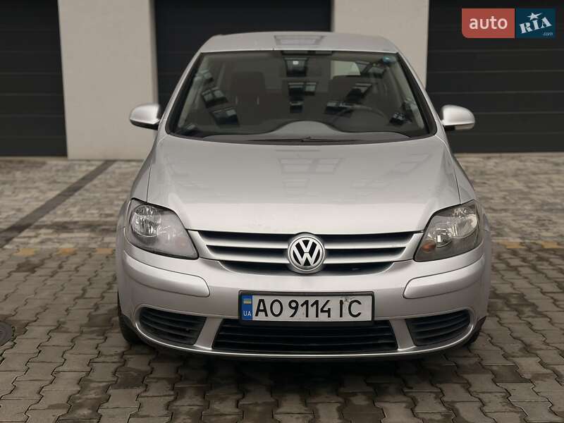 Хэтчбек Volkswagen Golf 2005 в Ужгороде