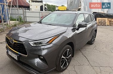 Внедорожник / Кроссовер Toyota Highlander 2022 в Полтаве