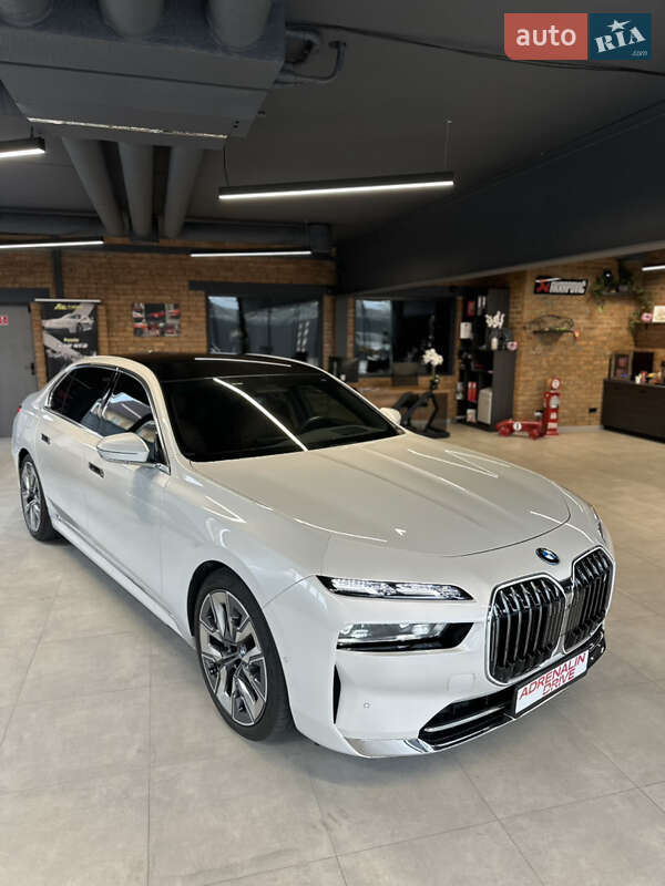 Седан BMW i7 2022 в Киеве
