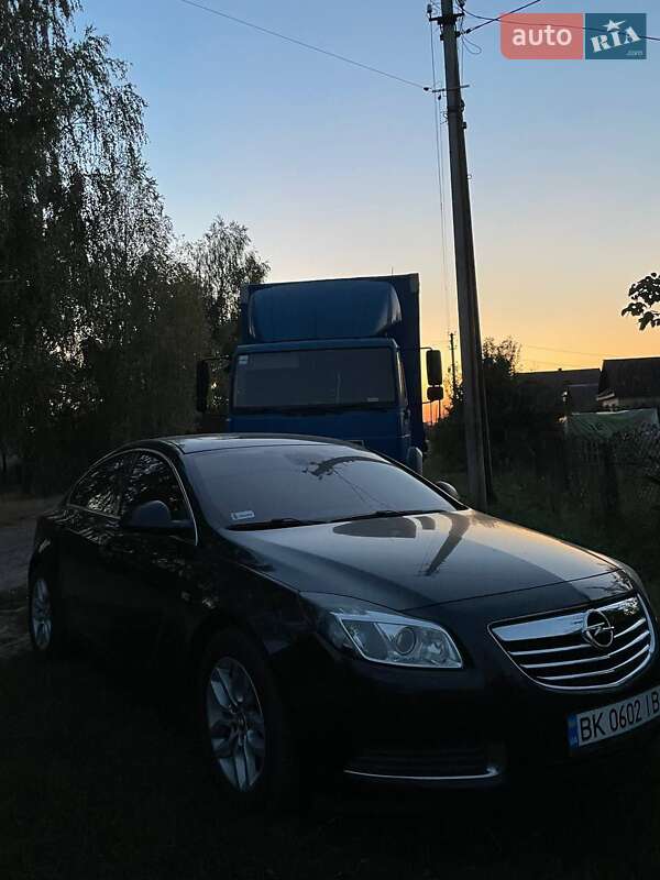 Седан Opel Insignia 2010 в Сарнах