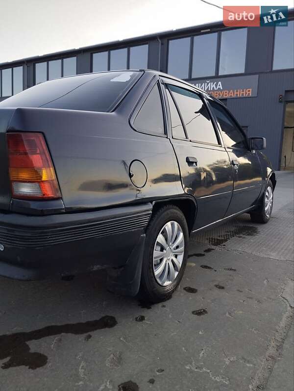 Седан Opel Kadett 1987 в Первомайске Седан Opel Kadett 1987 в Первомайске