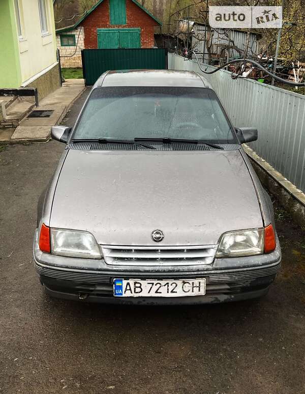 Седан Opel Kadett 1989 в Ужгороде