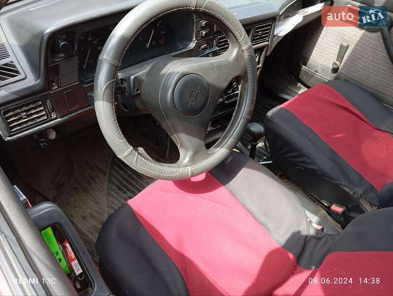 Седан Opel Kadett 1990 в Днепре