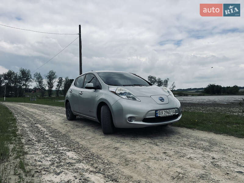 Хэтчбек Nissan Leaf 2011 в Глыбокой